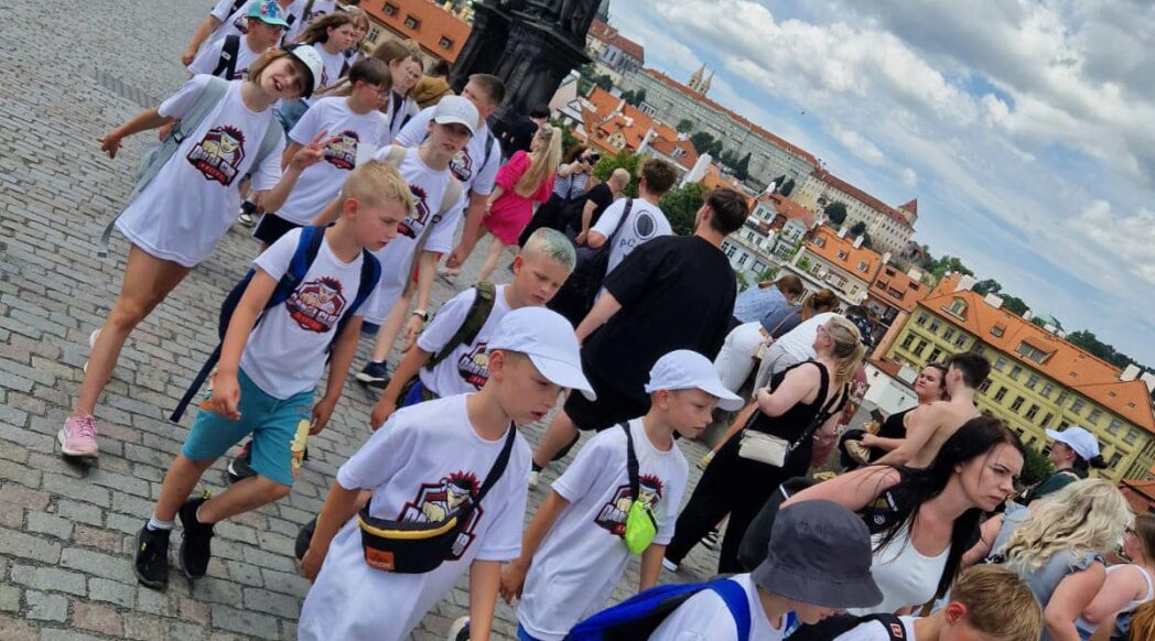 Dzieci ćwiczące karate podczas półkolonii w Kaliszu – lato 2025